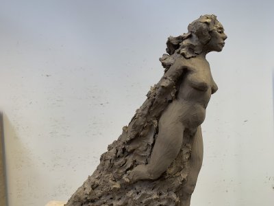 Sculpture en argile représentant une femme nue.